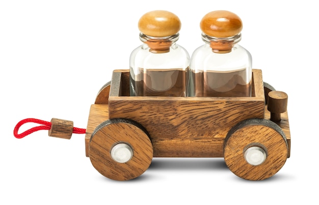 Coche de remolque de madera con botella de vidrio vacía aislado en blanco