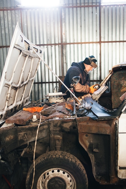 Coche de reparación y servicio mecánico en garaje