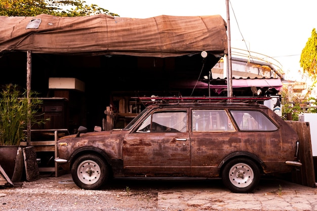 Coche retro en garaje