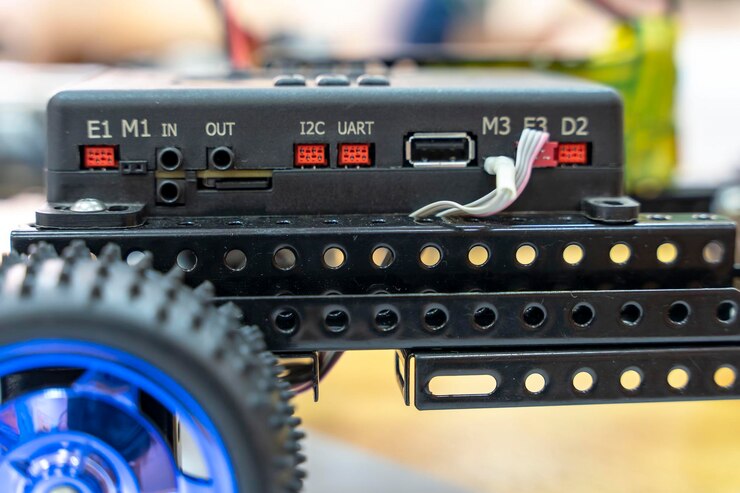 Foto coche robot infantil programable en forma de plataforma sobre ruedas