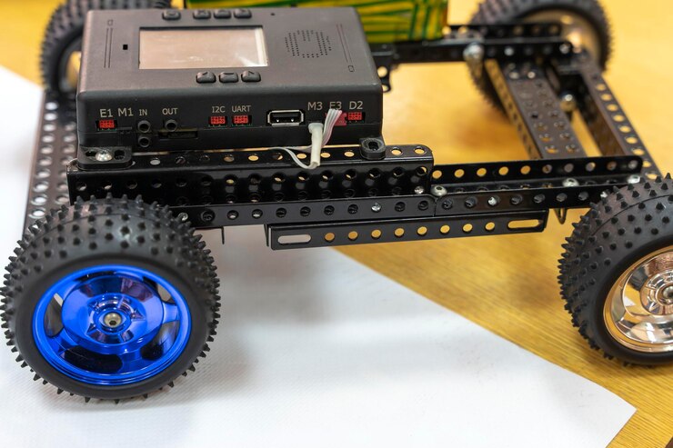 Foto coche robot infantil programable en forma de plataforma sobre ruedas
