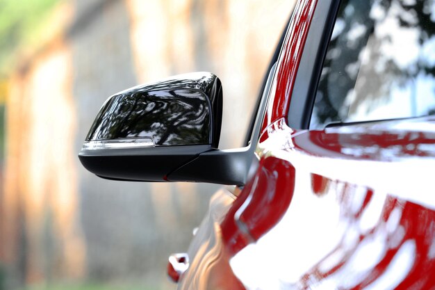 Coche rojo al aire libre