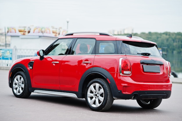 Foto coche rojo de la ciudad. coche pequeño para ciudades.