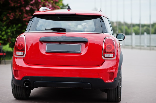 Foto coche rojo de la ciudad. coche pequeño para ciudades.