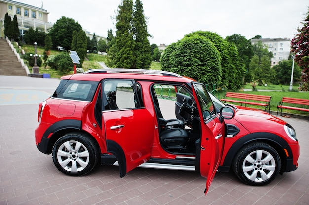 Coche rojo de la ciudad. Coche pequeño para ciudades.