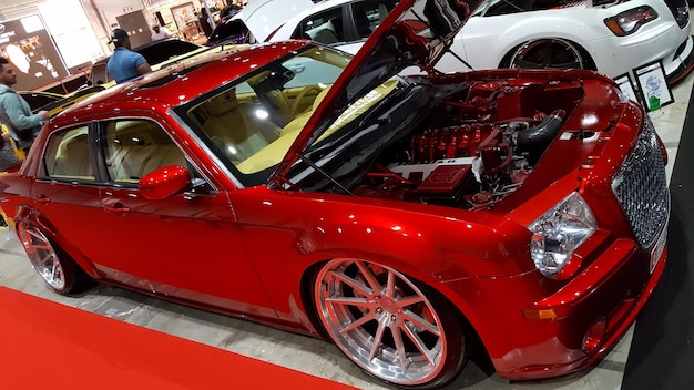 Foto coche rojo para exhibir en una exposición de automóviles