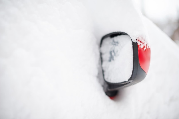 coche rojo bajo la nieve