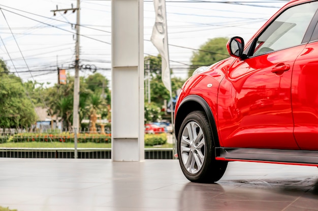 Coche rojo de primer plano con enfoque suave en el fondo y sobre la luz