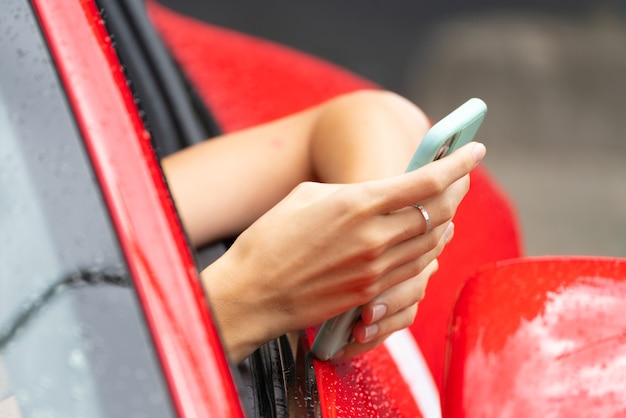 Coche rojo y el teléfono. Llamadas por teléfono. Estilo juvenil de moda moderno.