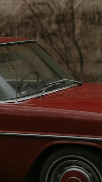 un coche rojo con un volante y un volante