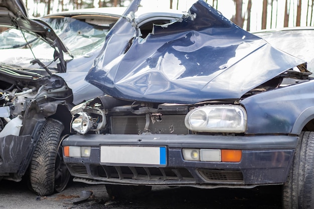 Coche roto después de un accidente de tráfico en el estacionamiento de una estación de reparación Taller de daños en la carrocería