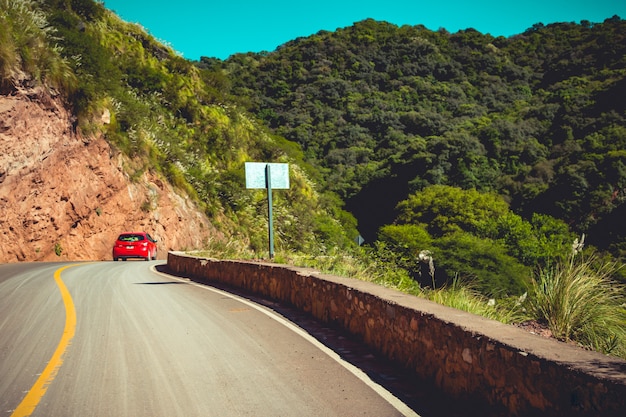 Foto coche en ruta viajando