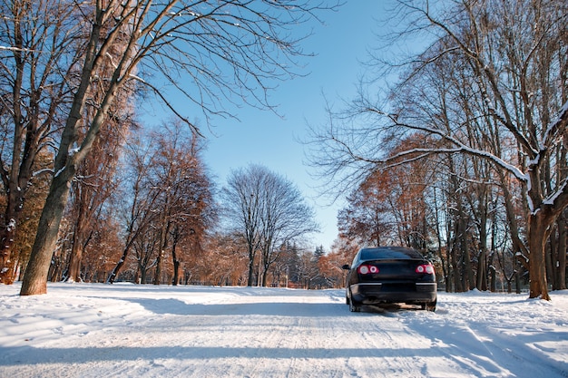 El coche sale a la carretera en invierno