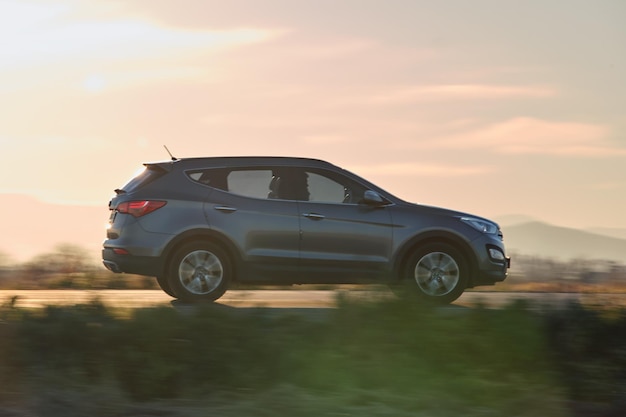 coche SUV conduciendo rápido en la carretera interurbana al atardecer tráfico de la carretera en la noche