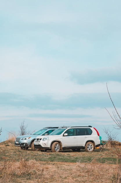 Coche suv con ruedas sucias en espacio de copia de barro