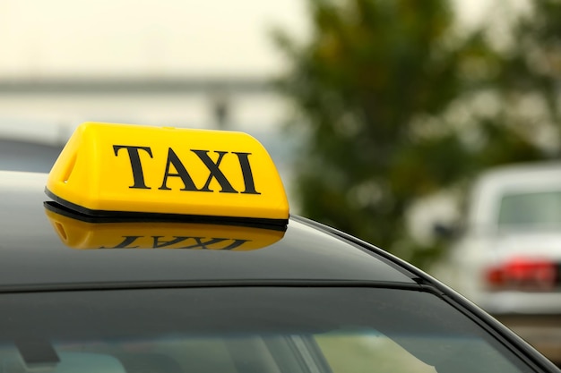 Foto coche de taxi en la calle vista de cerca