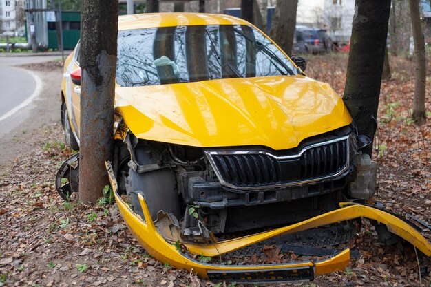 Un coche de taxi chocó contra un poste un coche amarillo voló fuera de la carretera accidente de coche situación peligrosa