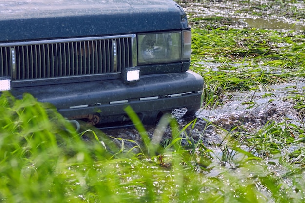 Coche todoterreno 4x4 quedó atascado en un pantano durante competiciones extremas