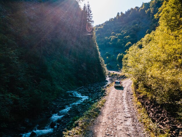 Coche todoterreno en el cañón todoterreno en las montañas de los Cárpatos