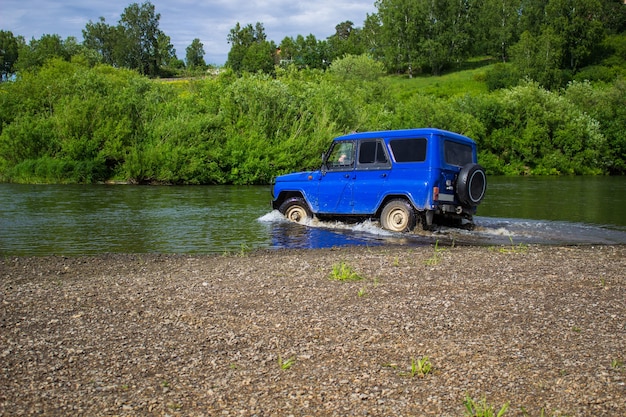 Coche todoterreno paseos en el río