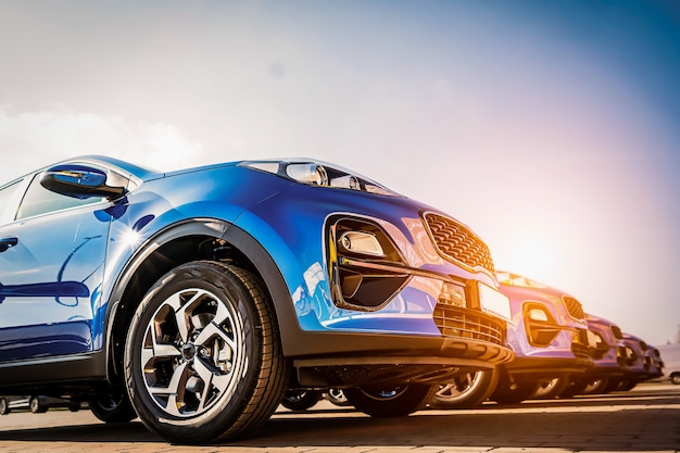 Coche de la ventana trasera de los spotrs de la empresa familiar azul en la puesta del sol. Concepto de éxito empresarial