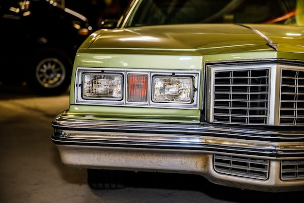 Coche verde clásico de cerca. vintage