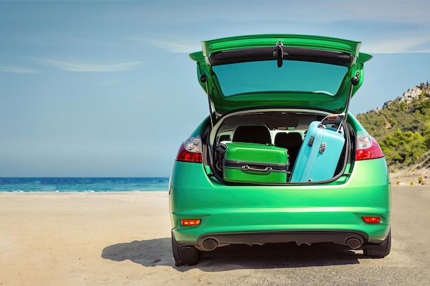 Un coche verde en la playa Concepto de banner de turismo