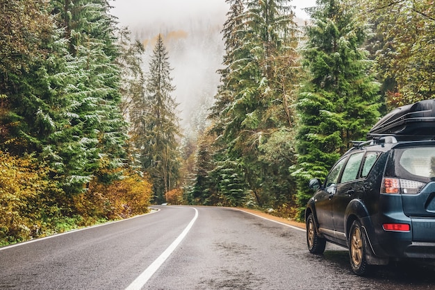 Coche para viajar por carretera de montaña.