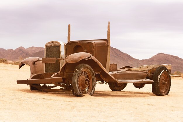 Coche viejo y abandonado de Solitaire, Namibia