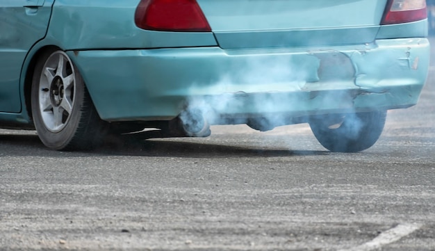 Foto coche viejo emite contaminantes del escape en la calle concepto de contaminación del aire