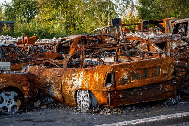 El coche viejo y oxidado.