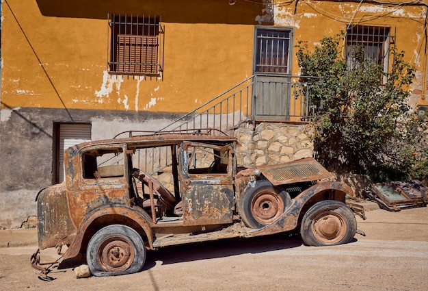 Coche viejo con óxido abandonado en la calle