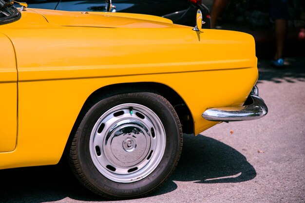 Foto coche vintage amarillo en la carretera