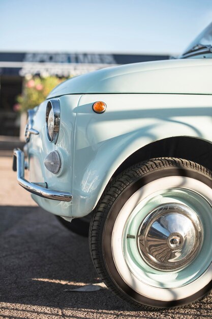 Foto coche vintage en la carretera de la ciudad