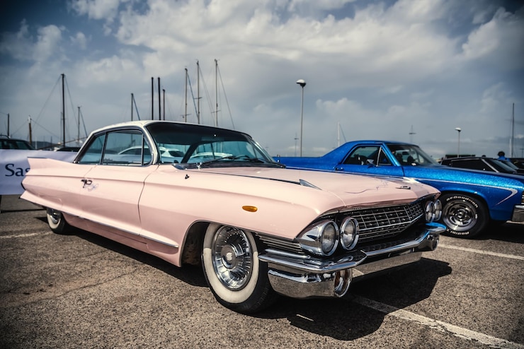 Foto coche vintage en la carretera contra el cielo en la ciudad