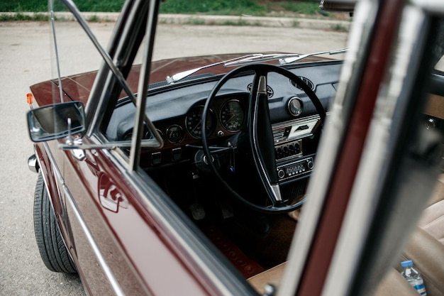 Coche vintage interior de color cereza de los años 70.