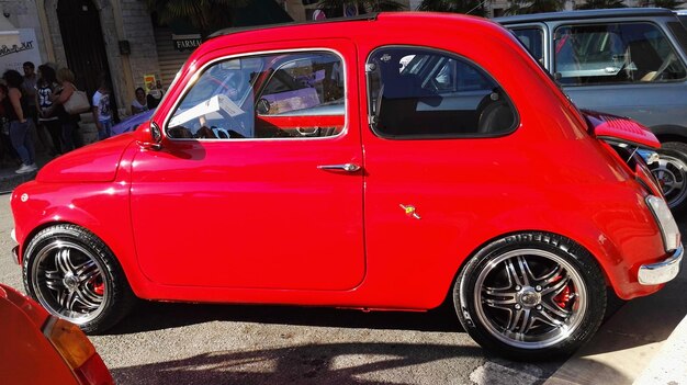 Foto el coche vintage rojo.