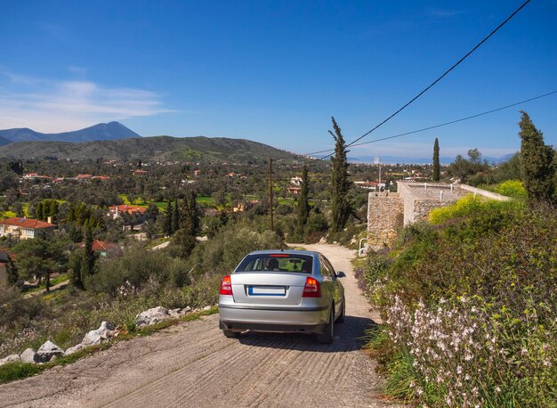 Coche y vista panorámica desde lo alto de la isla Evia Grecia en un soleado día de primavera