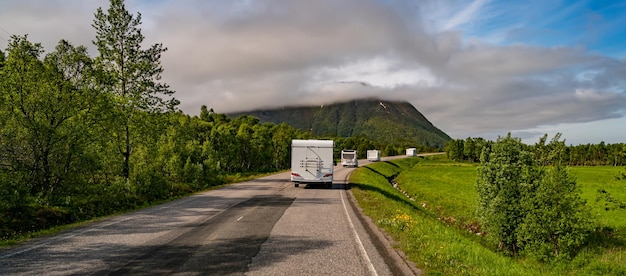 Foto el coche vr caravan viaja por la carretera. turismo de vacaciones y viajes. hermoso paisaje natural de nature norway.