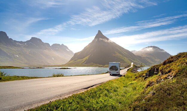 Foto el coche vr caravan viaja por la carretera. turismo de vacaciones y viajes. hermoso paisaje natural de nature norway.