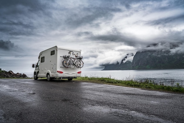 El coche VR Caravan viaja por la carretera. Turismo de vacaciones y viajes.