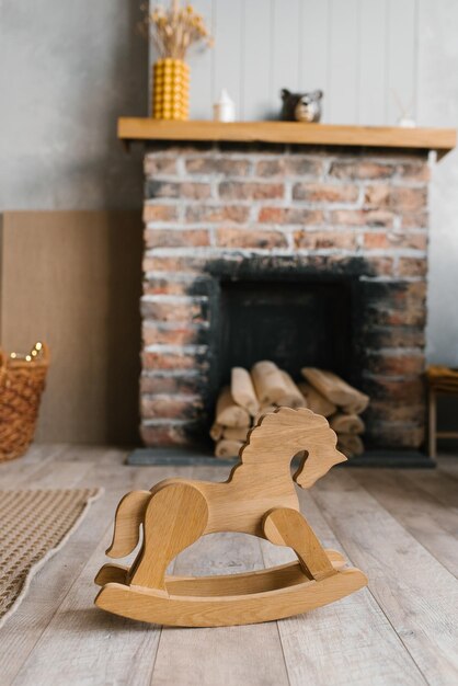 Un cochecito de madera de juguete en el acogedor interior de la sala de estar