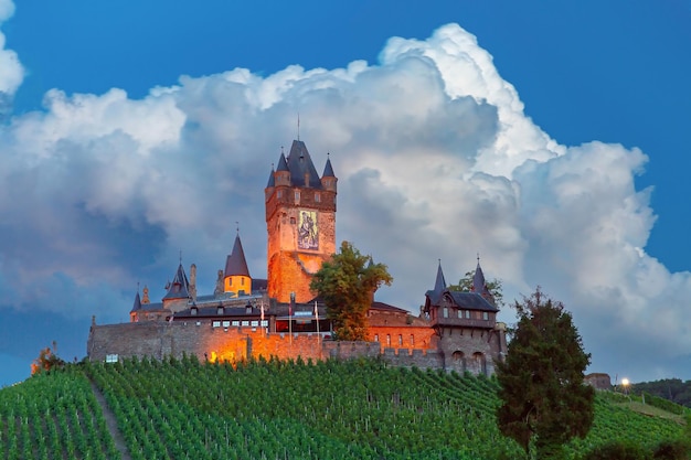 Cochem ao pôr-do-sol bela cidade no romântico rio Mosela castelo de Reichsburg na colina Alemanha