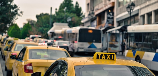 Coches amarillos del taxi en la calle de la ciudad.