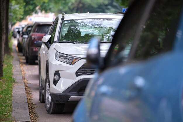 Coches aparcados en línea en el lado de la calle de la ciudad Concepto de tráfico urbano