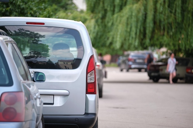 Coches aparcados en línea en el lado de la calle de la ciudad Concepto de tráfico urbano