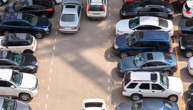 Coches aparcados en un parking público