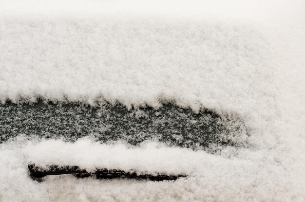 Coches atados por la nieve Las nevadas interfieren con el movimiento del coche Invierno en la gran ciudad Primer plano de la nieve El coche no puede ir