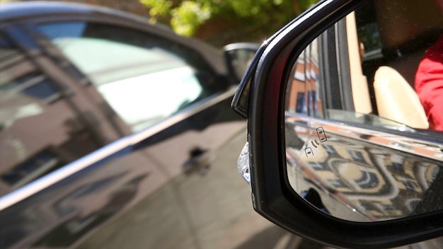 Coches autónomos en una carretera con conexión visible sistema de monitoreo de punto ciego icono de luz de advertencia en