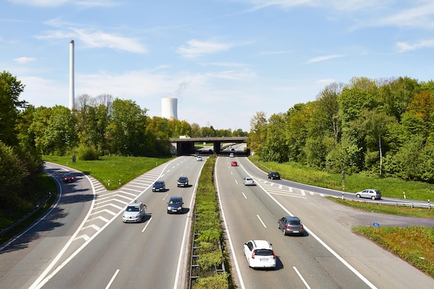 Coches en la autopista contra el cielo